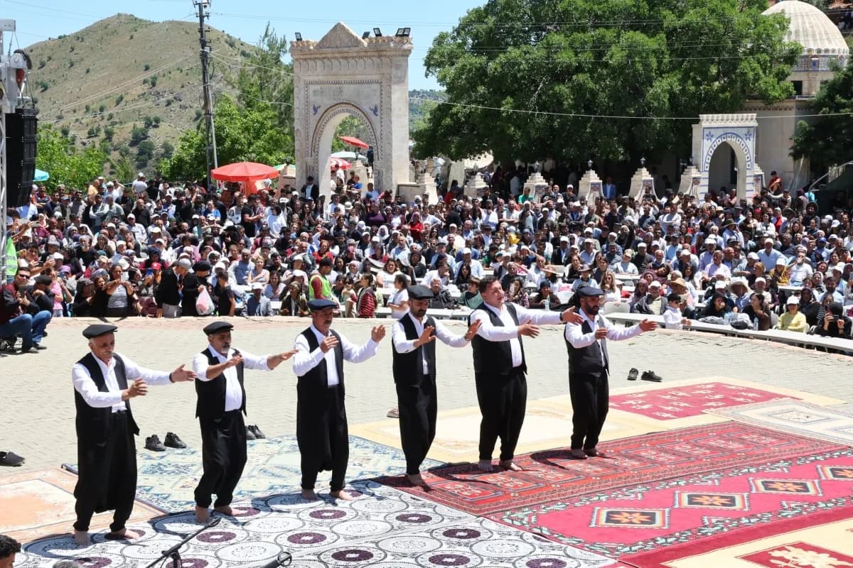 Bayram Tatilinden Dönen Vali Küçük, Ap Aziz Dede’nin 60. Yıl Anma Törenine Katıldı — 2