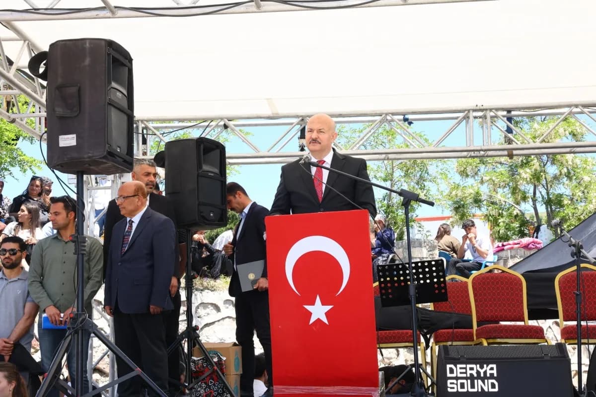 Bayram Tatilinden Dönen Vali Küçük, Ap Aziz Dede’nin 60. Yıl Anma Törenine Katıldı