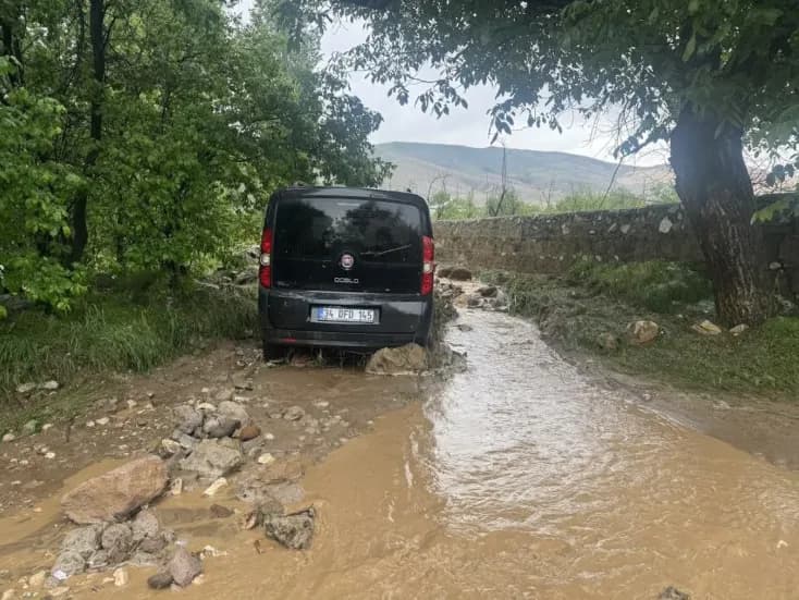 Niğde'de korku dolu anlar! Ani sel felaketinde araçlar sürüklendi — 2