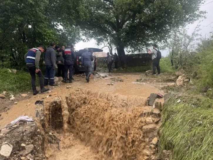 Niğde'de korku dolu anlar! Ani sel felaketinde araçlar sürüklendi