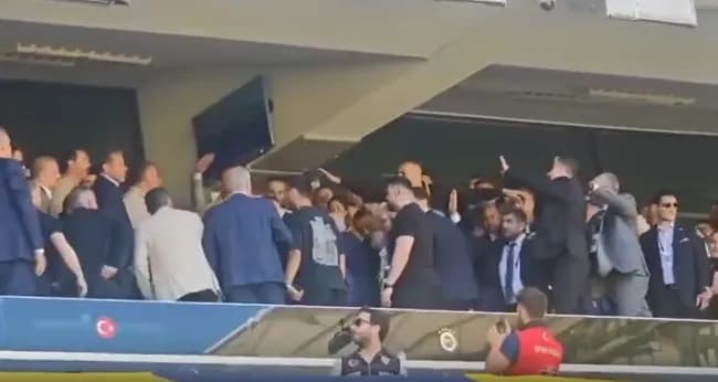 Fenerbahçe Kongresinde Gerginlik: Aziz Yıldırım Güçlükle Ayrıldı, Genel Kurula Ara Verildi
