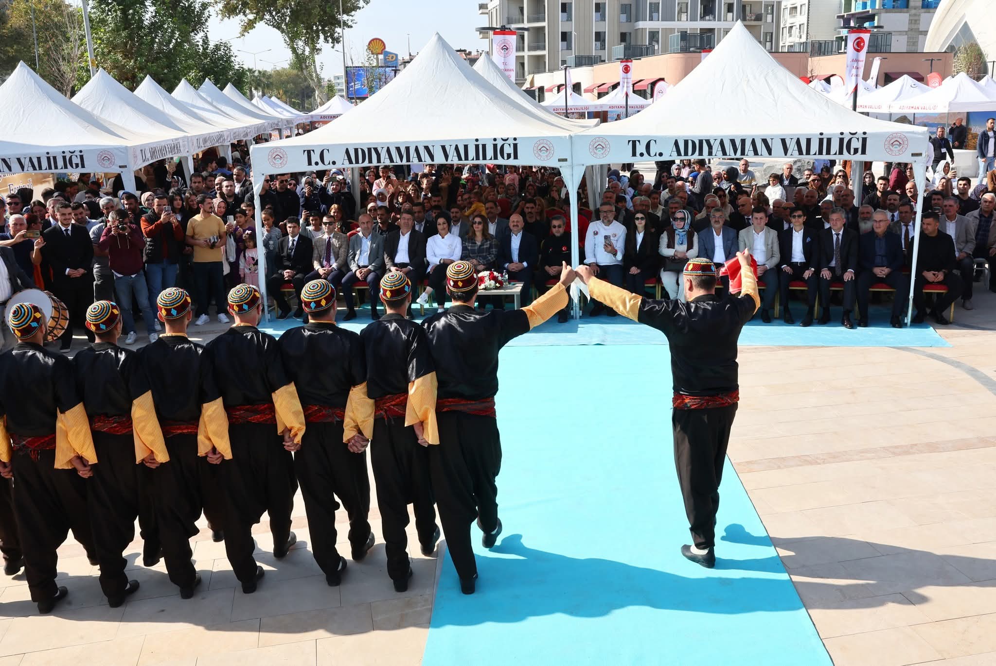 Mutfak Kuruldu, Müzik Çaldı, Ama Şehrin Sahipleri Yoktu