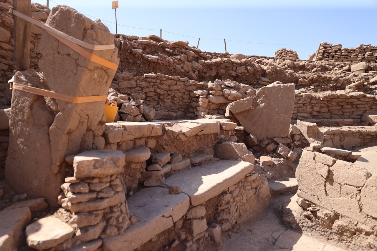 Karahantepe’de Amfi Tiyatroyu Andıran Neolitik Yapı Gün Yüzüne Çıkarıldı