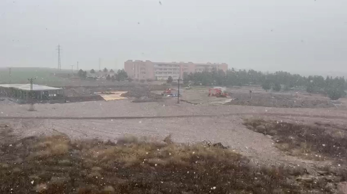  Diyarbakır kent merkezinde uzun süredir beklenen kar yağışı, sabahın erken saatlerinde etkisini göstermeye başladı. 