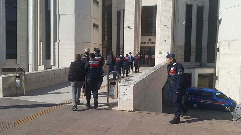 Edremit'te 23 kaçak göçmen ile 5 organizatör yakalandı