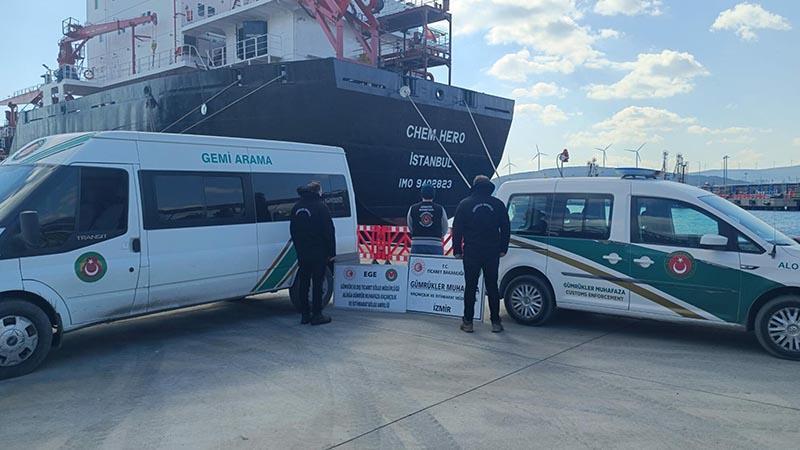 Gümrük ekipleri, tankerde tespit edilen fazla yakıta el koydu
