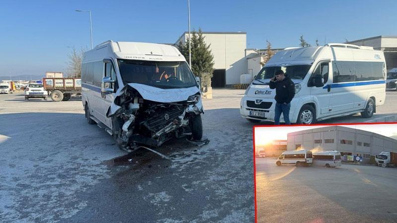 Manisa'da iki servis minibüsü çarpıştı: 19 yaralı